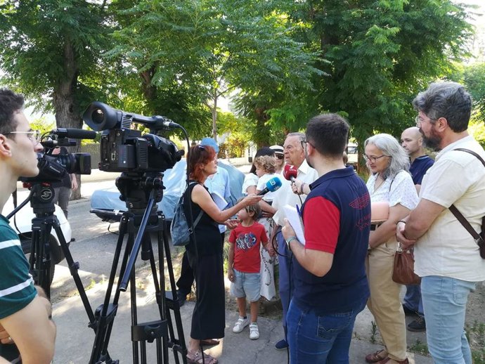 Archivo - Imagen de archivo de entidades vecinales de la barriada de Tablada alertando en una rueda de prensa de la afectación de la reurbanización en la masa arbórea.