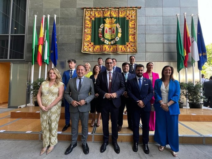 El presidente del PP provincial, con los diputados populares tras el pleno de constitución de la corporación.