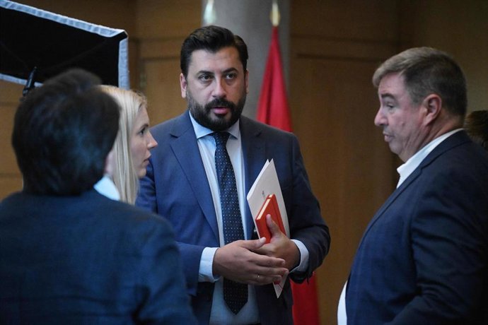 El portavoz del PP en la Asamblea de Madrid, Carlos Díaz-Pache, a su salida de la junta de portavoces de la Asamblea de Madrid, en Madrid (España).