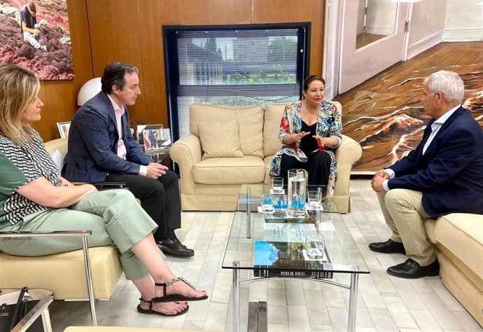 Np Capadr  La Consejera De Agricultura Se Reúne Con El Nuevo Presidente De Cooperativas Agro Alimentarias