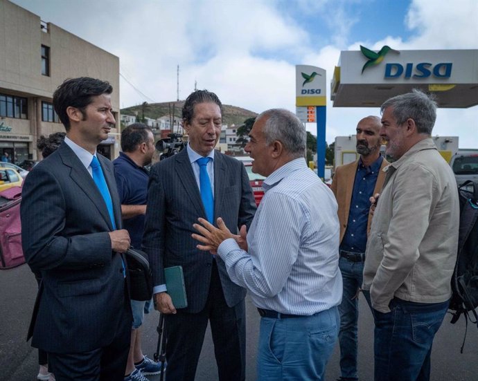 El secretario general de CC, Fernando Clavijo (d), junto al presidente del Cabildo de El Hierro, Javier Armas, y representantes de DISA en la estación de servicios de Valverde