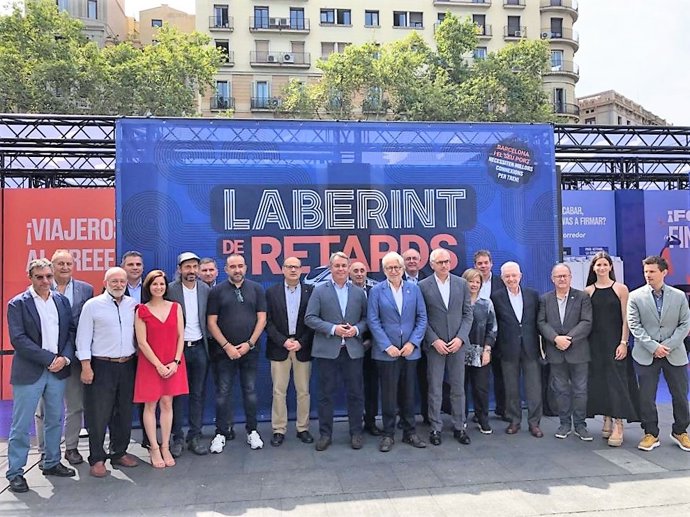 Empresarios y sociedad civil reclaman el Corredor Mediterráneo con la instalación itinerante 'Laberinto de retrasos' (dentro del movimiento #QuieroCorredor) en Barceloona (Cataluña, España) el 7 de junio de 2023