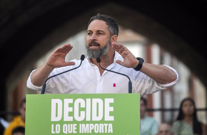 El líder de Vox y candidato a presidir el Gobierno, Santiago Abascal, atiende a los medios en un acto de precampaña electoral, en el Arco de Santa María, a 3 de julio de 2023, en Burgos, Castilla y León (España). 