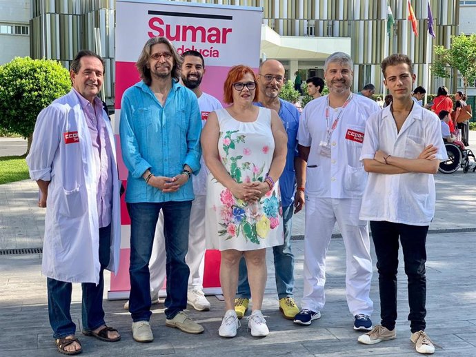 El cabeza de lista por Sumar en Sevilla se reúne con sanitarios a las puertas del Hospital Macarena.