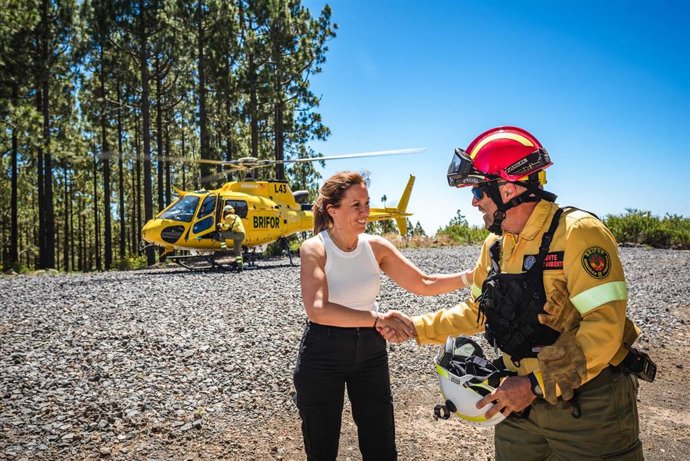 La presidenta del Cabildo de Tenerife, Rosa Dávila, saluda a un miembro del Operativo Brifor del Cabildo de Tenerife