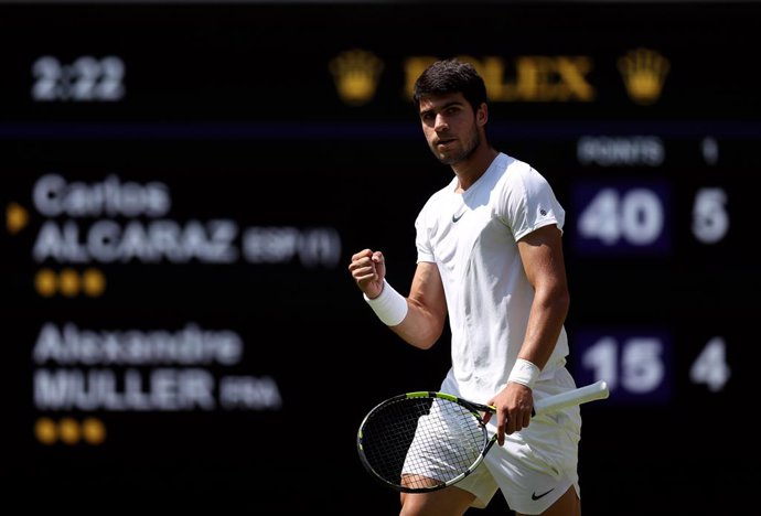 07 July 2023, United Kingdom, London: Spanish tennis player Carlos Alcaraz celebrates winning the first set during his match against France's Alexandre Muller (not pictured) on day five of the 2023 Wimbledon Championships at the All England Lawn Tennis 