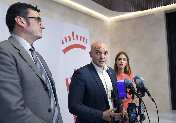 El portavoz del Grupo Municipal Socialista en el Ayuntamiento de Murcia, Enrique Lorca, hace declaraciones a los medios