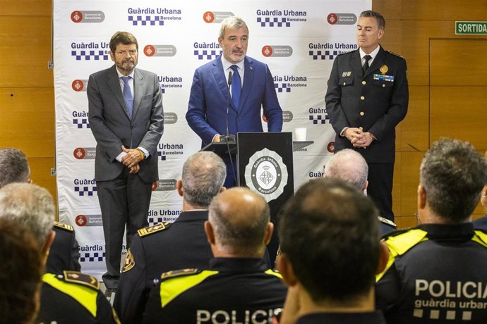 El teniente de alcalde de Seguridad, Albert Batlle; el alcalde de Barcelona, Jaume Collboni, y el jefe de la Guardia Urbana, el intendente mayor Pedro Velázquez, en una visita del primer edil a la comisaria del distrito de Ciutat Vella.