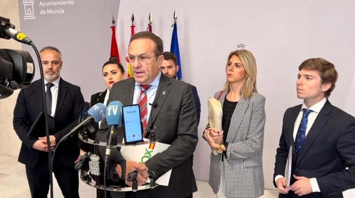 El portavoz de VOX en el Ayuntamiento de Murcia, Luis Gestoso, hace declaraciones a los medios de comunicación