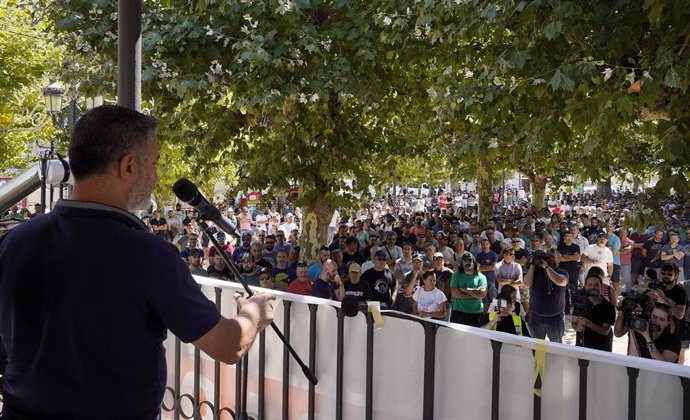 Asamblea de trabajadores del metal en la alameda Suárez Llanos de Bouzas, en Vigo, en la sexta jornada de huelga por la negociación del convenio provincial.