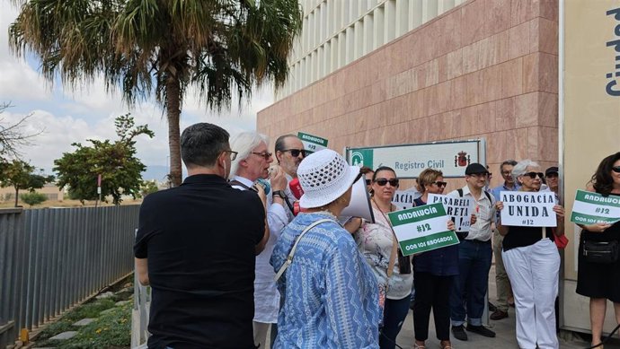 Lectura de un manifiesto en una concentración de abogados y procuradores mutualistas para reivindicar unas pensiones "dignas".