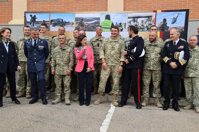 Archivo - La ministra de Defensa, Margarita Robles, conversa a su llegada a un encuentro con militares ucranianos en las instalaciones del EADA de la Base Aérea de Zaragoza, en una imagen de archivo