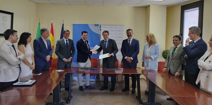 Imagen de la firma del protocolo entre la Autoridad Portuaria de Huelva y Endesa.