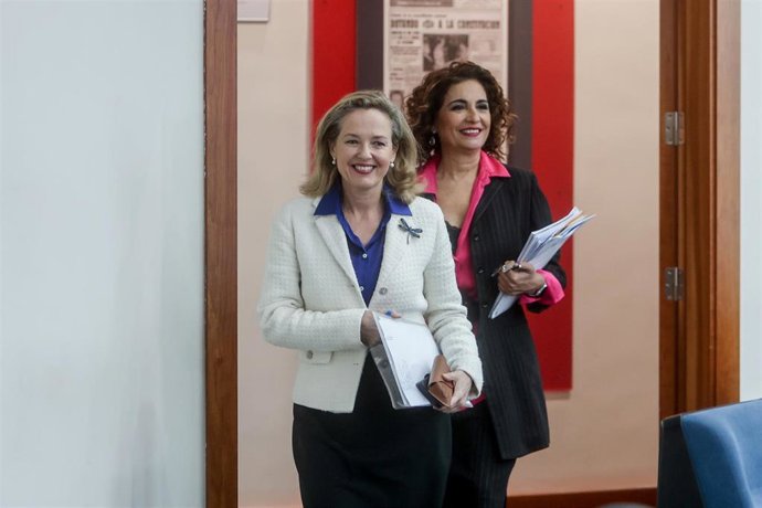 Archivo - La vicepresidenta primera y ministra, Nadia Calviño, y la ministra de Hacienda María Jesús Montero, ambas integrantes de la Comisión Delegada de Asuntos Económicos, en una imagen de archivo. 