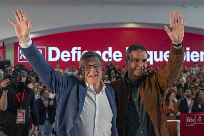 Archivo - El secretario general del PSOE y presidente del Gobierno, Pedro Sánchez (d), y el presidente de la Generalitat de Valencia, Ximo Puig, saludan durante la clausura de la Conferencia Municipal del PSOE