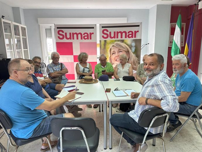 El candidato número uno por Huelva de Sumar al Congreso de los Diputados, Rafael Sánchez Rufo, en su reunión con movimientos de pensionistas de Huelva.