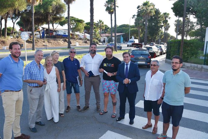 Imagen de los alcaldes e Punta Umbría y Cartaya con miembros de la Asociación de Vecinos Portileños.