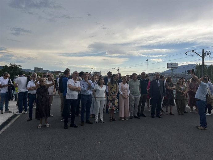 Ciudadanos de Irun y Hendaia y representantes institucionales se concentran contra el nuevo cierre del puente Avenida