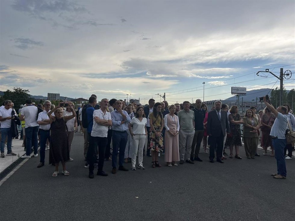 Ciudadanos de Irun y Hendaia y representantes institucionales se concentran contra el nuevo cierre del puente Avenida