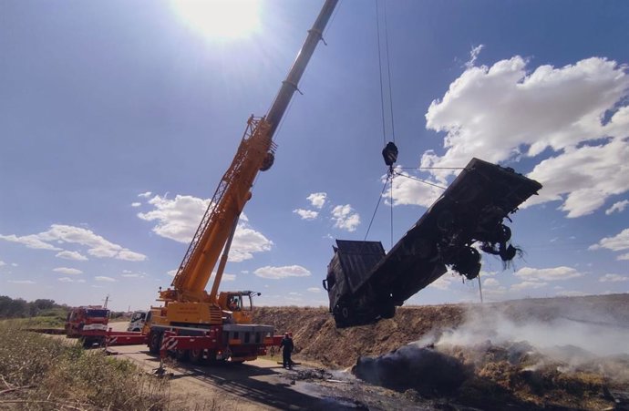Foto de la intervención de los Bomberos de la Diputación de Valladolid a causa del incendio producido en un camión cargado con paja en Bercero