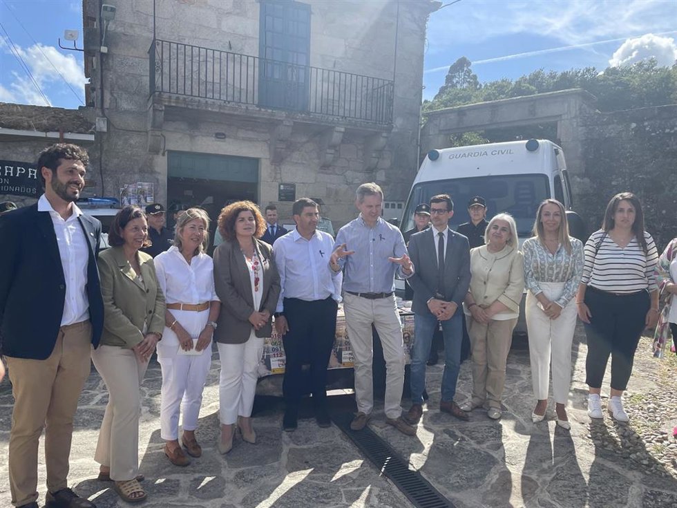 El ministro de Sanidade, José Miñones, presenta en Padrón la campaña 'No Caminas Sola', que promueve la seguridad de las mujeres en el Camino de Santiago.