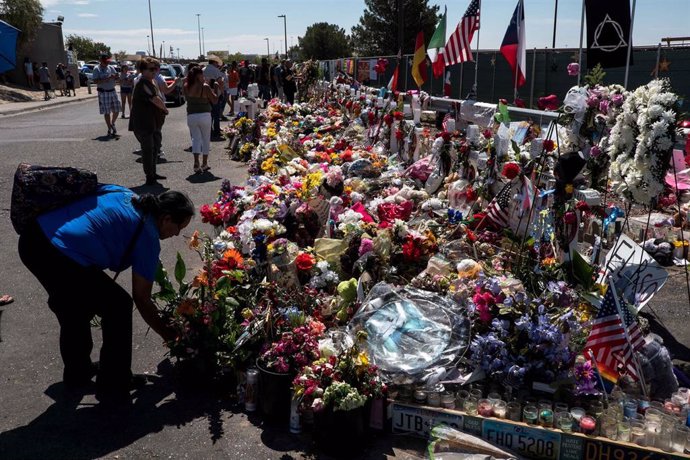 Archivo - Homenaje a las víctimas de un tiroteo en un supermercado de El Paso, Texas