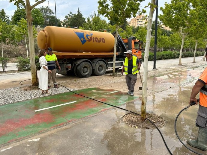 La alcaldesa de Zaragoza, Natalia Chueca, con operarios que han limipado la Z-30 que se tuvo que cortar desde este jueves por la fuerte tormenta