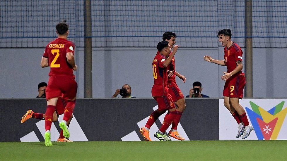 Los jugadores de la selección española masculina sub-19, tras marcar un gol.