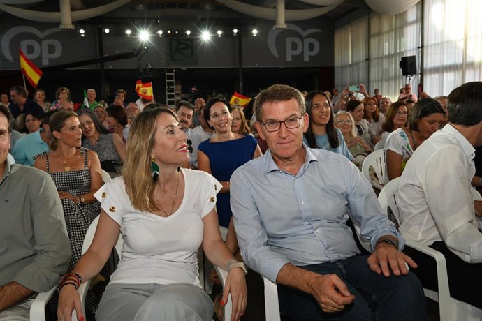 El candidato del PP a la Presidencia del Gobierno, Alberto Nuñez Feijóo, y la presidenta del PP de Extremadura, María Guardiola, participan en un acto público de campaña electoral, en el Hotel Río, a 7 de julio de 2023, en Badajoz, Extremadura (España).