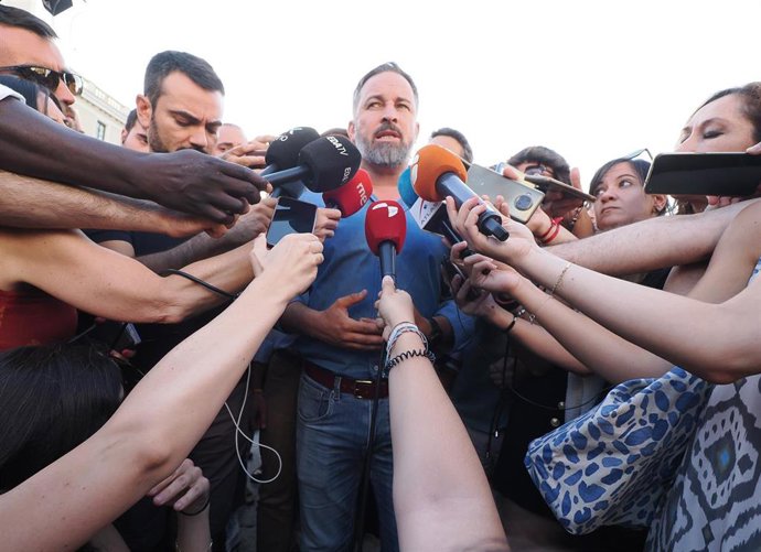 El líder de Vox y candidato del partido a presidir el Gobierno, Santiago Abascal, atiende a los medios durante un acto junto a candidatos de la formación en Valladolid