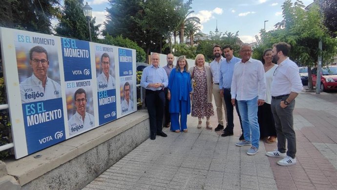 Miembros del PP, con Esther Llamazares en el centro, en Villaviciosa.
