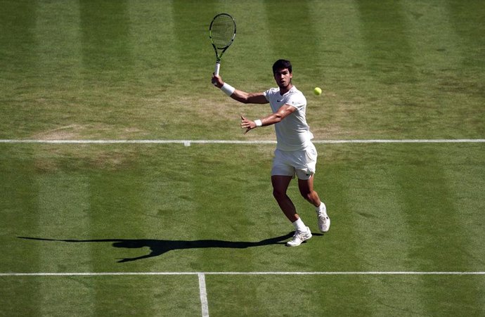 07 July 2023, United Kingdom, London: Spanish tennis player Carlos Alcaraz in action against France's Alexandre Muller (not pictured) on day five of the 2023 Wimbledon Championships at the All England Lawn Tennis and Croquet Club in Wimbledon. Photo: St