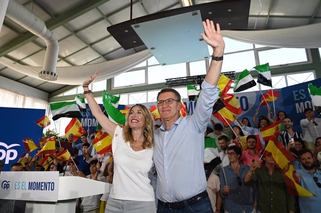 El candidat del PP a la Presidència del Govern, Alberto Nuñez Feijóo, i la presidenta del PP d'Extremadura, María Guardiola, en un míting a Badajoz 