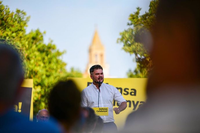 El cap de llista d'ERC per a les eleccions al Congrés del 23 de juliol,  Gabriel Rufián, en un acte de campanya a Palamós (Girona). El 7 de juliol de 2023.