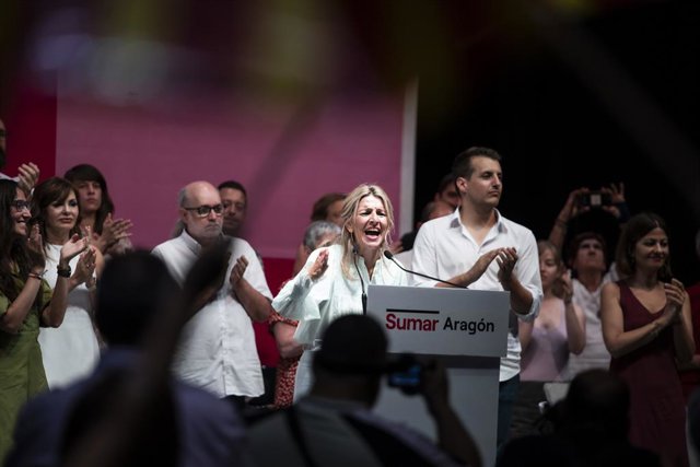 El candidato de Sumar al Congreso, Jorge Pueyo, durante un acto de campaña electoral junto a candidatos al Congreso de los Diputados por la provincia, en la sala Multiusos del Auditorio de Zaragoza.