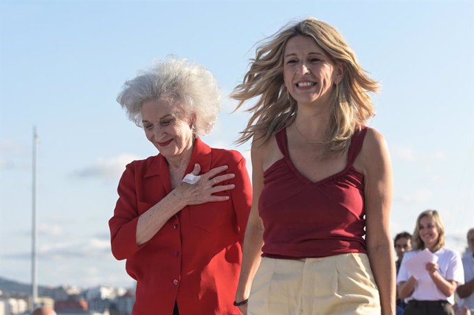 La vicepresidenta segona i líder de Sumar, Yolanda Díaz (d), i l'actriu Marisa Parets (i), durant l'acte d'inici de campanya de Sumar per a les eleccions del 23J, a 6 de juliol de 2023, a la Corunya, Galícia (Espanya). 