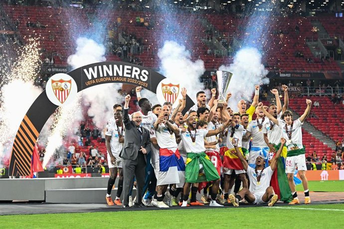 Archivo - Sevilla FC players celebrate with the trophy after winning the UEFA Europa League, Final football match between Sevilla FC and AS Roma on May 31, 2023 at the Puskas Arena in Budapest, Hungary - Photo Vinny Orlando / LiveMedia / DPPI