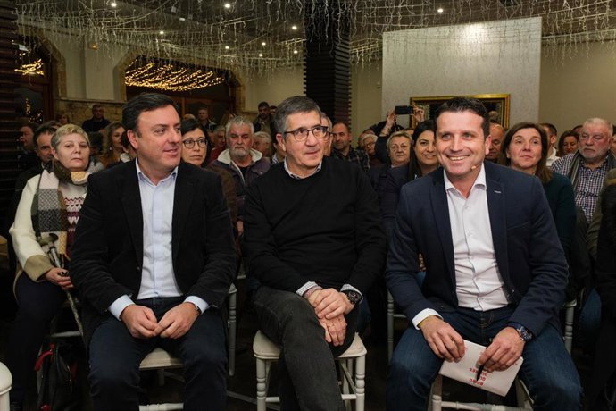 Archivo - El secretario general del PSdeG, Valentín González Formoso (i), y el portavoz del PSOE en el Congreso, Patxi López (c), durante la presentación del candidato a la alcaldía de Boiro, el actual alcalde, José Ramón Romero García (d), en el restau