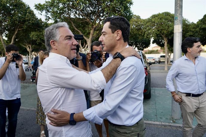 El coordinador general del PP, Elías Bendodo, saluda al presidente del PP-A, Juanma Moreno, en un acto en Torremolinos.