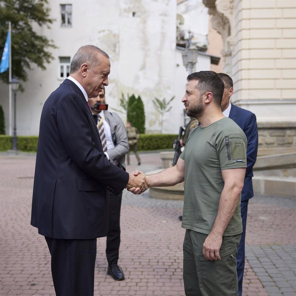 Archivo - El presidente de Turquía, Recep Tayyip Erdogán, con el presidente de Ucrania, Volodimir Zelenski
