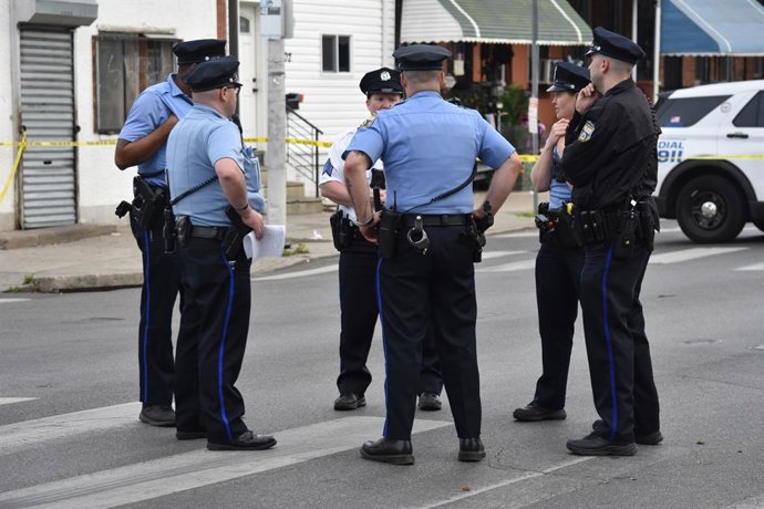 Archivo - May 14, 2023, Philadelphia, Pennsylvania, United States: Multiple police officers gather evidence and converse at the crime scene, Sunday morning. Fatal shooting on Mother's Day morning in Philadelphia, Pennsylvania, United States on May 14, 2