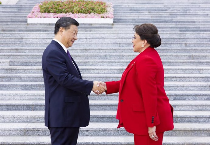 El presidente de ChinaXi Jinping, y la presidenta de Honduras, Xiomara Castro.