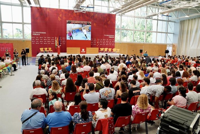 El Polideportivo Universitario acoge el acto de graduación de la Escuela de Máster y Doctorado de la Universidad de La Rioja correspondiente al curso académico 2022-2023.