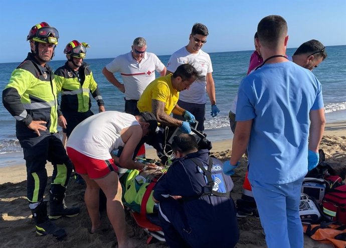 Un joven de 23 años ha sido hospitalizado en estado grave tras ser recuperado de una parada cardiorrespiratoria en la playa de Maspalomas, a la altura de la Charca, en el municipio de San Bartolomé de Tirajana, en Gran Canaria