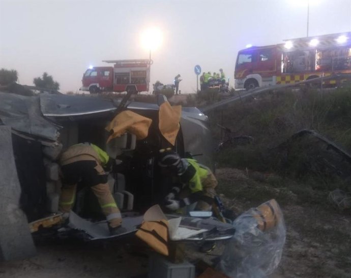 Coche accidentado en venta del Olivo (Cieza)