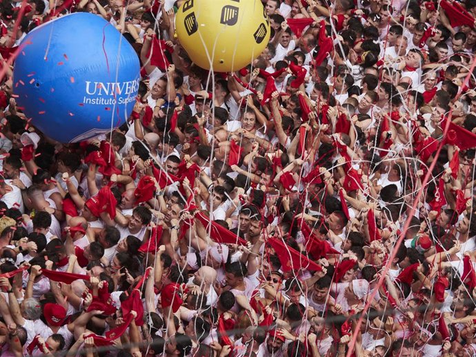 Imagen de una multitud durante el chupinazo de los Sanfermines 2023.