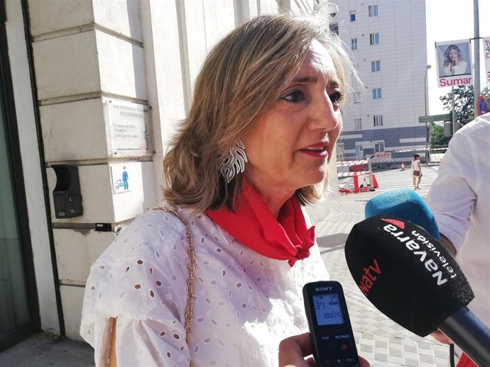 La alcaldesa de Pamplona, Cristina Ibarrola, atiende a los medios antes de participar en la primera Junta Local de Protección Civil de Sanfermines 2023.