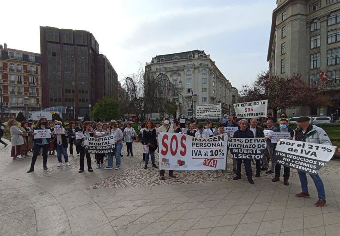 Archivo - Concentración en Bilbao de trabajadores de imagen personal.