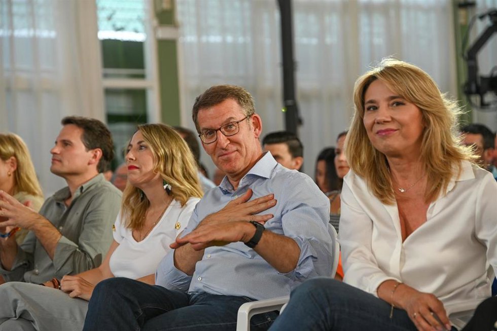 El candidato del PP a la Presidencia del Gobierno, Alberto Núñez Feijóo (2d), y la presidenta del PP de Extremadura, María Guardiola (2i), participan en un acto público de campaña electoral, en el Hotel Río, a 7 de julio de 2023, en Badajoz, Extremadura