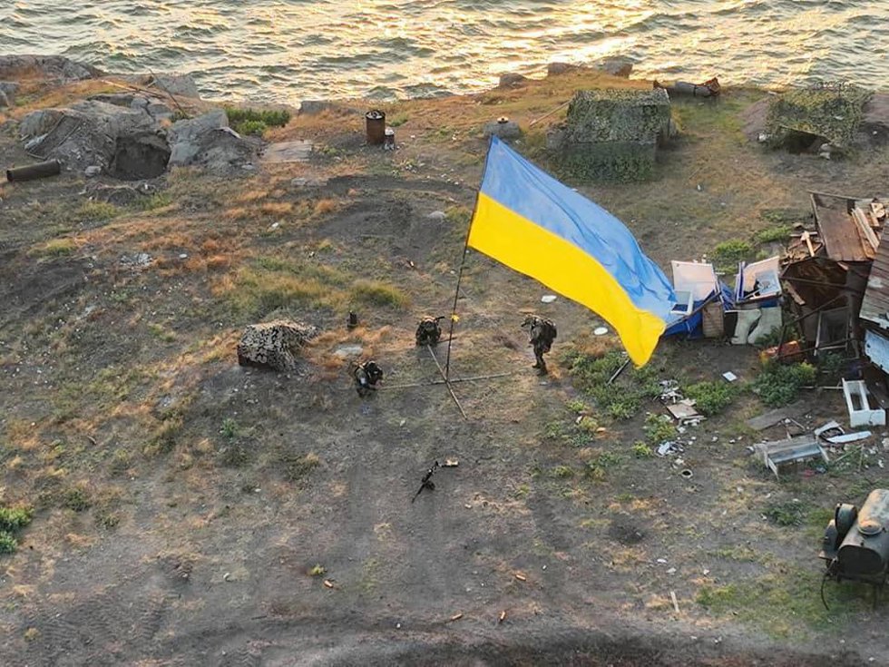 Archivo - Fuerzas especiales de Ucrania ondean su bandera en la isla de las Serpientes
